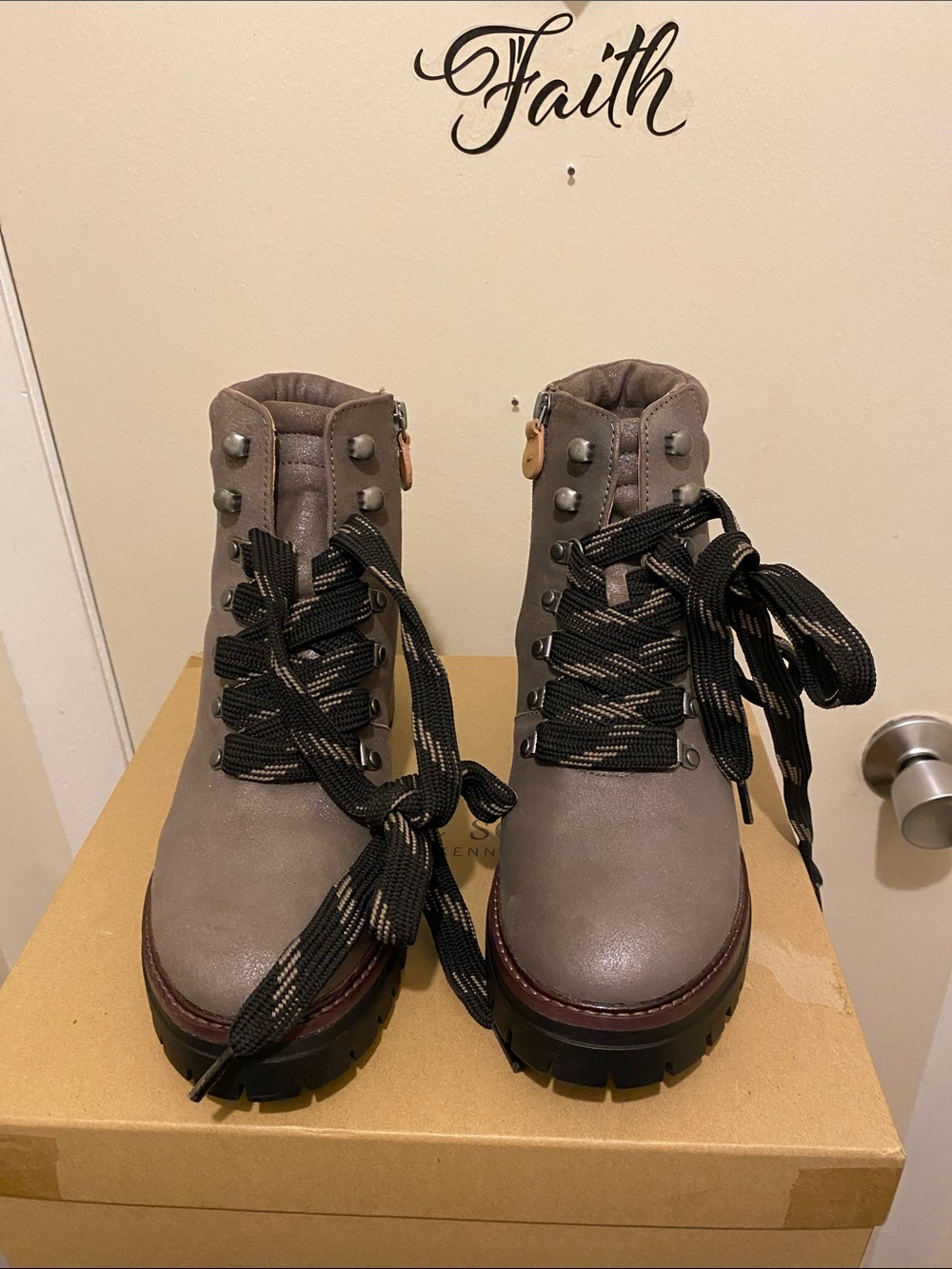 Kenneth Cole Gentle Souls Brooklyn 2.1 Women's Mineral Lace-Up Hiking Boots. SZ8